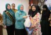 Ketua TP PKK Kota Palembang dan Camat Kemuning Serahkan PMT bagi Ibu Hamil Berisiko Stunting