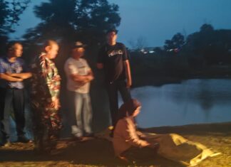 Gerak Cepat Babinsa Koramil 418-05/Lemabang Bantu Evakuasi Korban Tenggelam di Aliran Sungai Kawasan Lapangan Golf