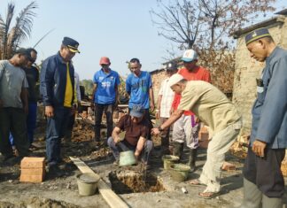 Tak Biarkan Korban Kebakaran Sendirian, Warga dan Pengusaha Bersatu Dirikan Kembali Rumah di Kampung Meranjat